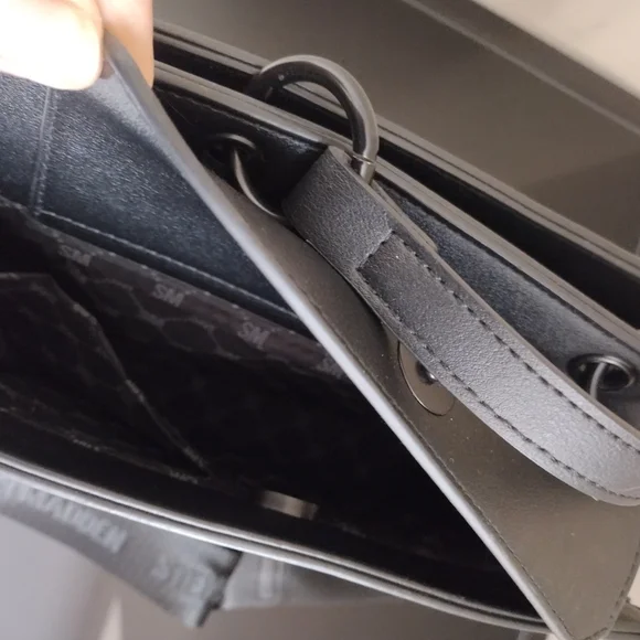 Steve Madden Evelyn Bag with black hardware - Picture 4 of 5